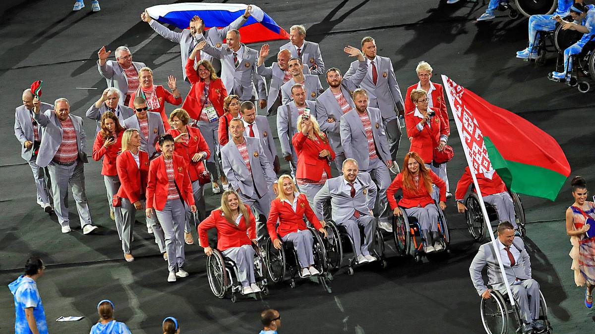 Für einen Skandal sorgt schließlich die Delegation aus Weißrussland. Aus Protest gegen den Ausschluss Russlands zeigen sie demonstrativ eine russische Flagge beim Einlauf