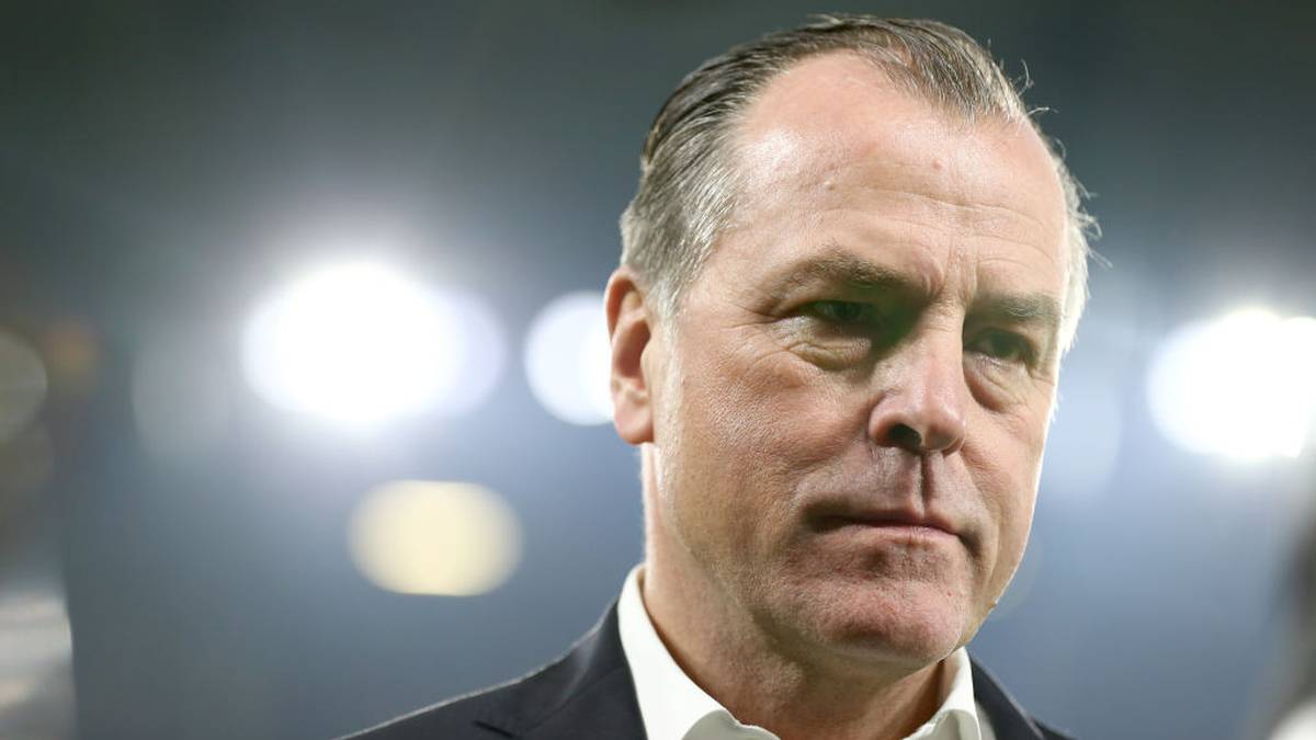 FLOP – RASSISMUS-SKANDAL UM TÖNNIES: Es sind befremdliche Worte, die der Schalker Aufsichtsratschef Clemens Tönnies bei einer Rede zum "Tag des Handwerks" benutzt. Über Afrikaner sagt er: "Dann hören die auf, die Bäume zu fällen, hören auf, wenn's dunkel ist, Kinder zu produzieren." Tönnies zieht sich für drei Monate zurück, ernsthafte Konsequenzen bleiben aber aus