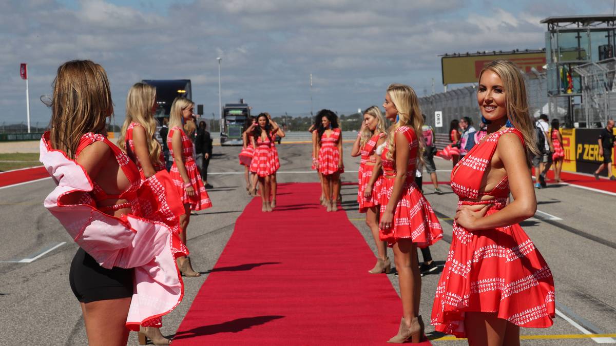 Doch spätestens, wenn sie über den roten Teppich flanieren, ist die Aufregung verflogen 