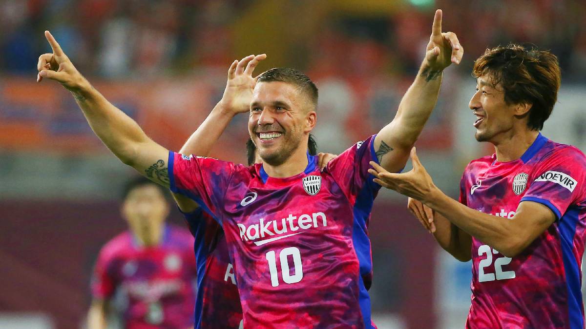 Der 37-Jährige ist und bleibt der Fan-Liebling. Bei seinen Stationen in Arsenal, Galatasaray Istanbul, Vissel Köbe (Japan) und Antalyaspor verzaubert er die Fans. Seit 2021 spielt Podolski in Polen bei Górnik Zabrze. Abseits vom Fußballfeld eröffnete der Fußballer mehrere Döner-Läden und plant sogar ein Musikfestival (Photo credit should read STR/AFP/Getty Images)