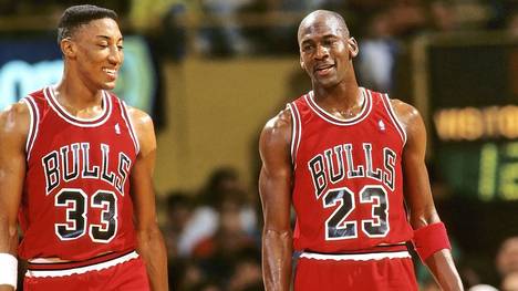 Scottie Pippen (l.) hegt weiter Groll gegen Michael Jordan