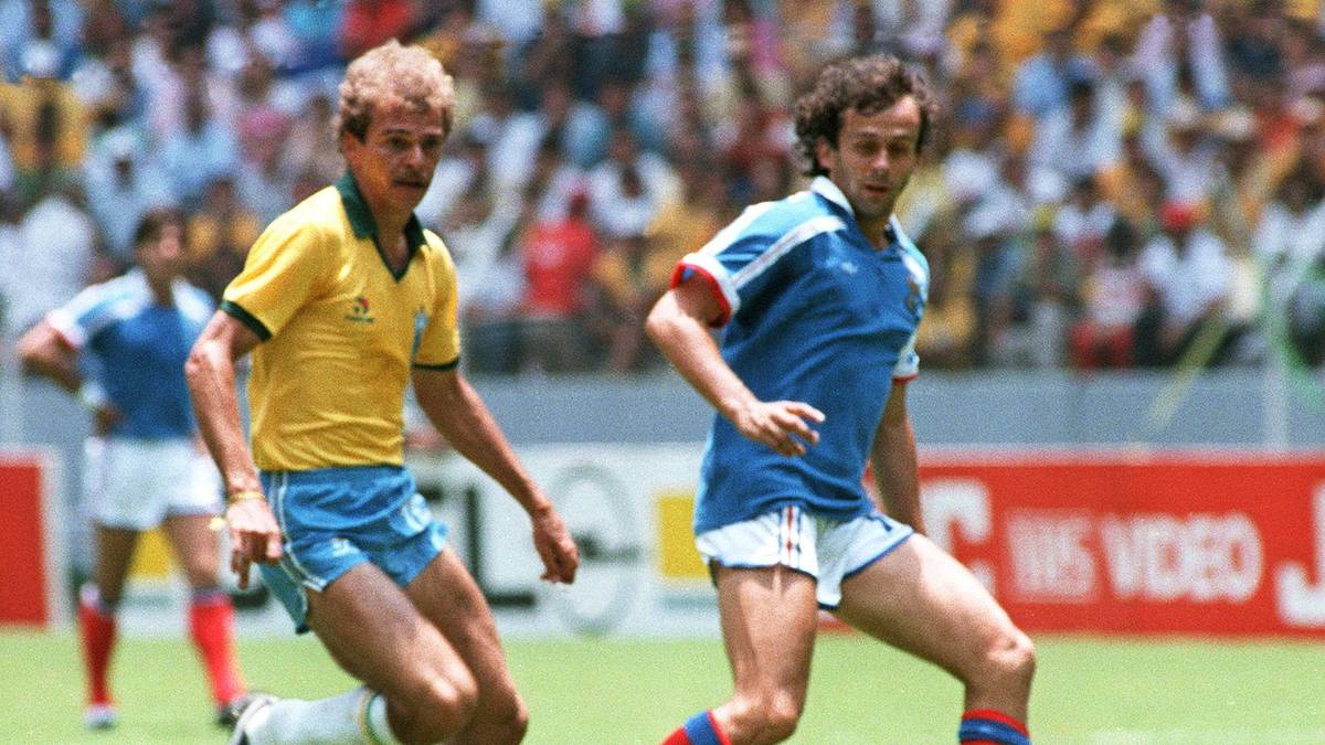 PLATZ 15: MICHEL PLATINI - Der "Maestro des französischen Fußballs" und vielleicht beste Fußballer überhaupt in den 80er Jahren. Führte sein Nationalteam 1984 zur Europameisterschaft, 1983 bis 1985 dreimal hintereinander Europas Fußballer des Jahres – die Weltfußballer-Wahl gab es damals noch nicht