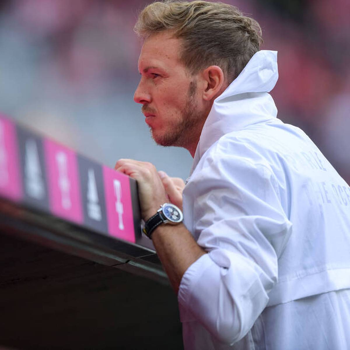 Julian Nagelsmann steht beim FC Bayern unter Druck. Mit einem Sieg gegen Bayer Leverkusen könnte der Coach vorerst verhindern, sich in eine prominente, aber wenig erstrebenswerte Liste einzureihen.