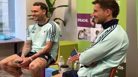 Leon Goretzka und David Raum nehmen in Chicago an einem Fan-Event teil. Bei einer Kinder-Fragerunde kommt es zu einem ungewöhnlichen Autogrammwunsch an die DFB-Stars.