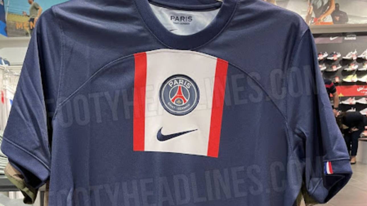 Das vermutlich neue Heimtrikot von PSG wurde von Twitter-Nutzer "AusKitNerd" in einem Geschäft in Qatar gesichtet