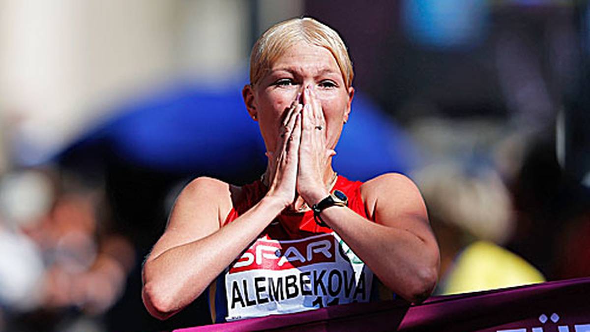 Vor der Ziellinie ist das Gedrängel nicht mehr so groß: Geherin Elmira Alembekova schnappt sich den Sieg über die Strecke von 20 Kilometern. Die Russin kann es gar nicht richtig fassen