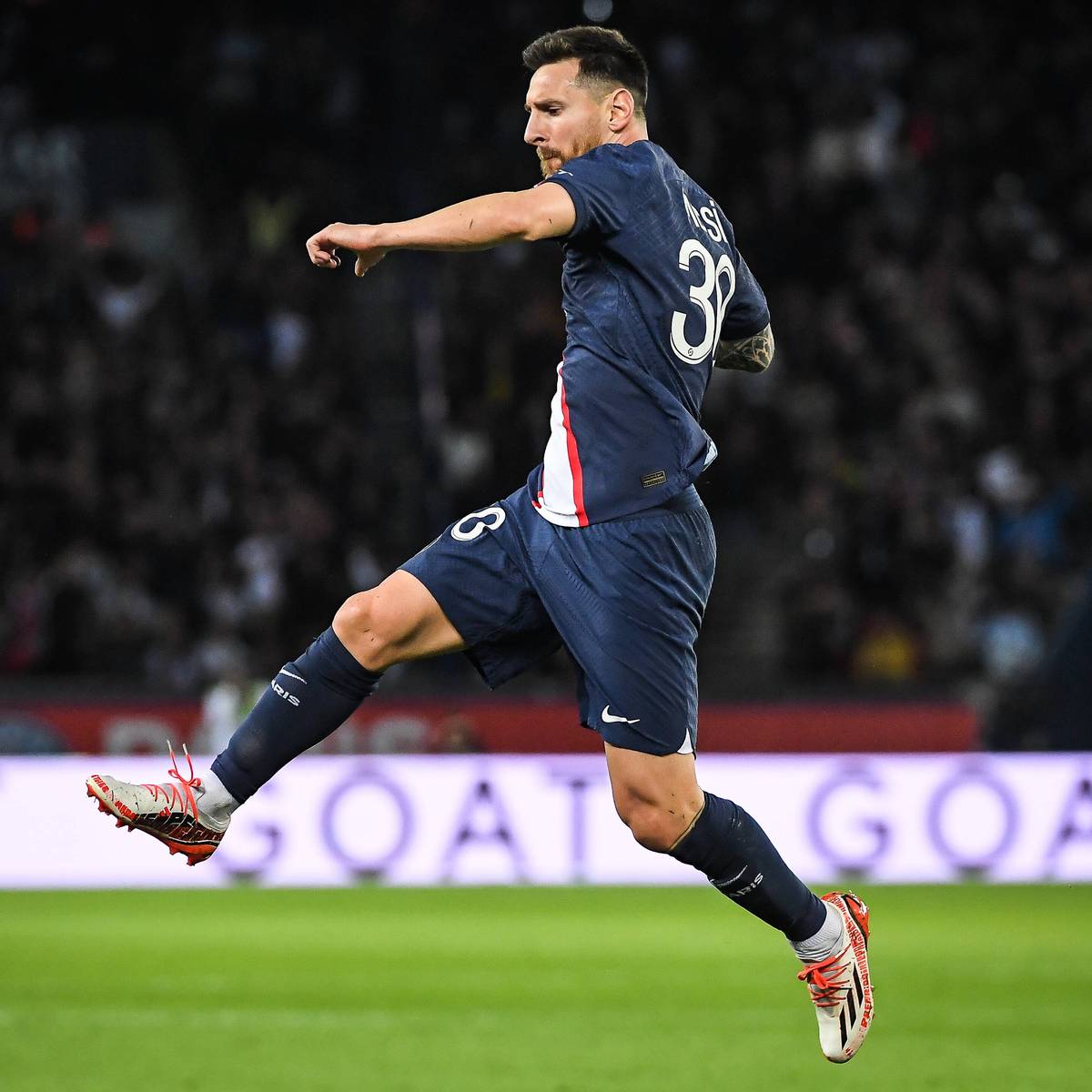 Paris St. Germain hat sich die Tabellenführung in der Ligue 1 zurückgeholt. Lionel Messi und Kylian Mbappe waren dabei die entscheidenden Figuren.