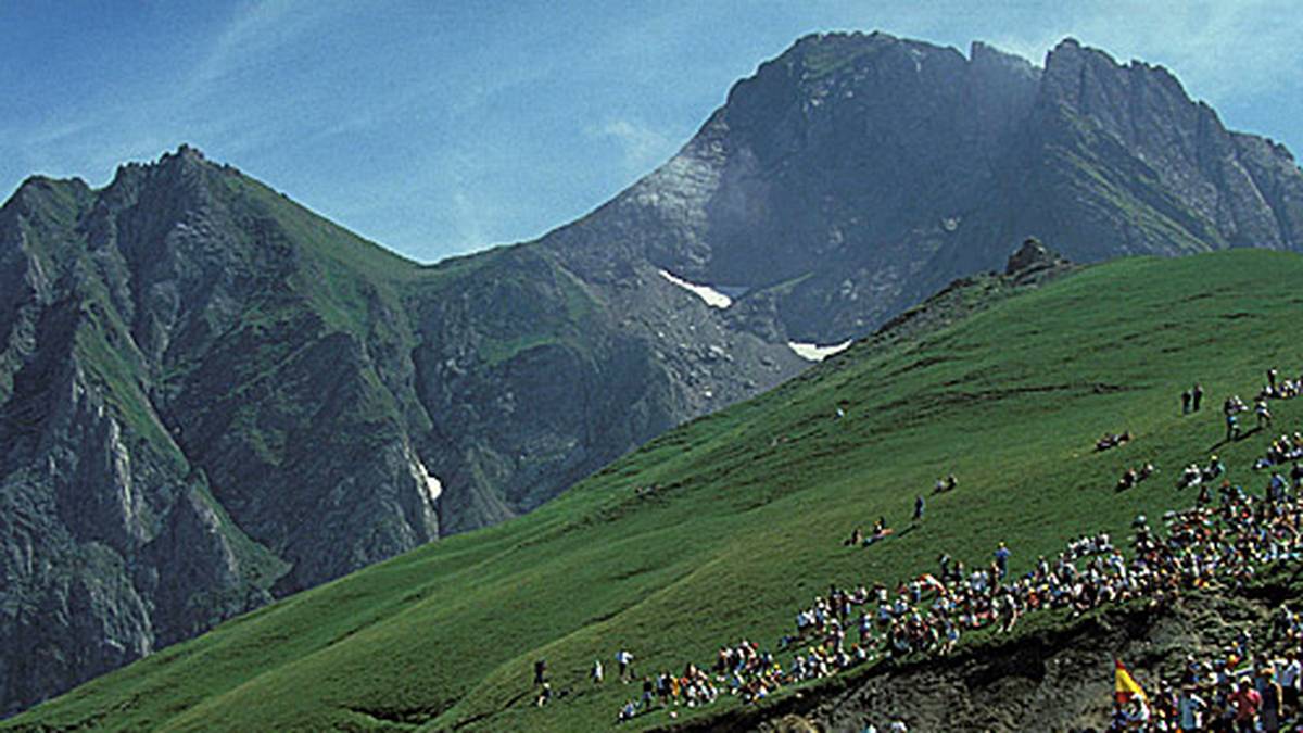 Er ist ein Schicksalsberg der Tour de France: Der legendäre Col du Tourmalet ist mit 2115 Metern der höchste Straßenpass der französischen Pyrenäen und gehört zu den Klassikern der großen Schleife. Seine Geschichte ist voller Dramen und Triumphe. 2019 wird er zum 83. Mal absolviert. SPORT1 blickt auf seine bewegte Geschichte zurück