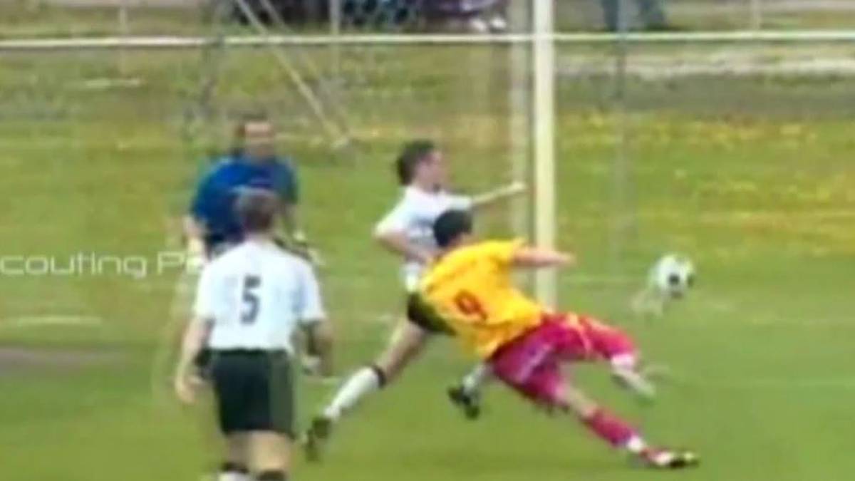 Legia Warschau nimmt den Polen unter Vertrag - aber nur für die zweite Mannschaft. Der Teamarzt stuft ihn aufgrund seiner Statur als untauglich für den Profifußball ein. Lewandowski kommt schließlich bei Znicz Pruszkow unter, wo ihm der Durchbruch gelingt. Mit 18 Jahren schießt der Torjäger den Klub auf Anhieb in Liga zwei - das Sprungbrett für einen Wechsel zu Lech Posen