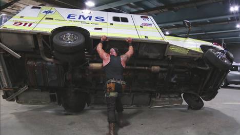 Braun Strowman schubste bei WWE Monday Night RAW Roman Reigns' Krankenwagen um