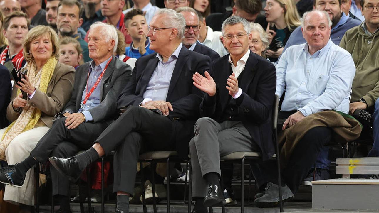 Die Bayern-Verantwortlichen Herbert Hainer, Uli Hoeneß und Karl-Heinz Rummenigge mussten sich kurzfristig auf Stühlen das Basketball-Spektakel angucken