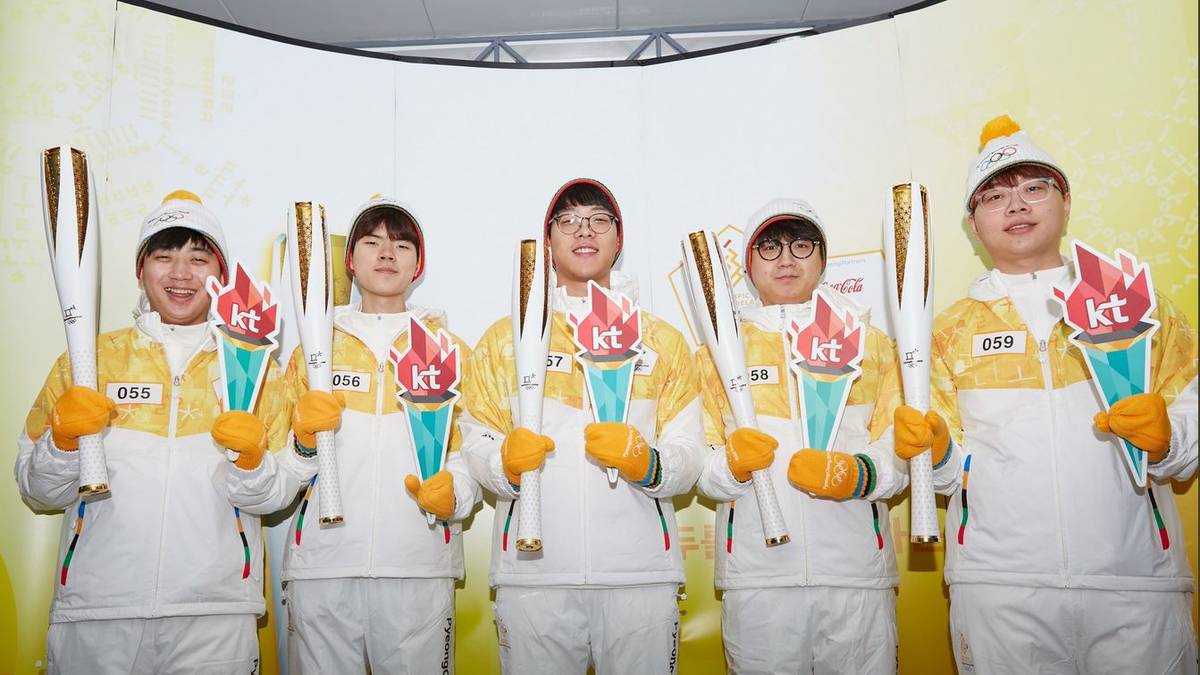 Die ersten eSportler überhaupt, die eine Olympische Fackel tragen durften: Das League of Legends-Team von KT Rolster