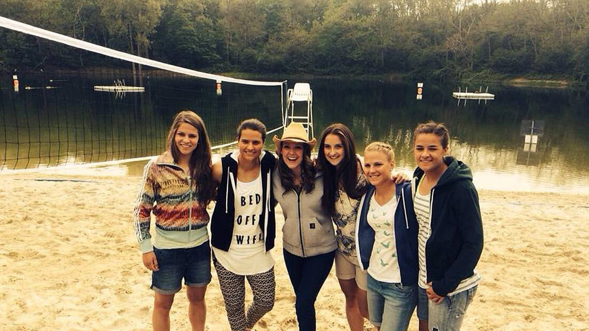 Marozsan ist in Budapest geboren. Ihr Vater Janos brachte es auf vier Länderspiele für Ungarn. Im Bild ist die Mittelfeldspielerin (2.v.l.) mit den Nationalmannschafts-Kolleginnen Leupolz, Däbritz, Maier und Lotzen (v.l.) sowie Comedian Caroline Kebekus (3.v.l.) auf einem Beachvolleyball-Feld zu sehen