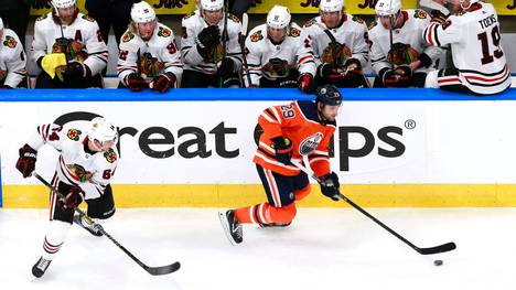 Leon Draisaitl und die Edmonton Oilers feiern in Spiel zwei einen Sieg gegen die Chicago Blackhawks