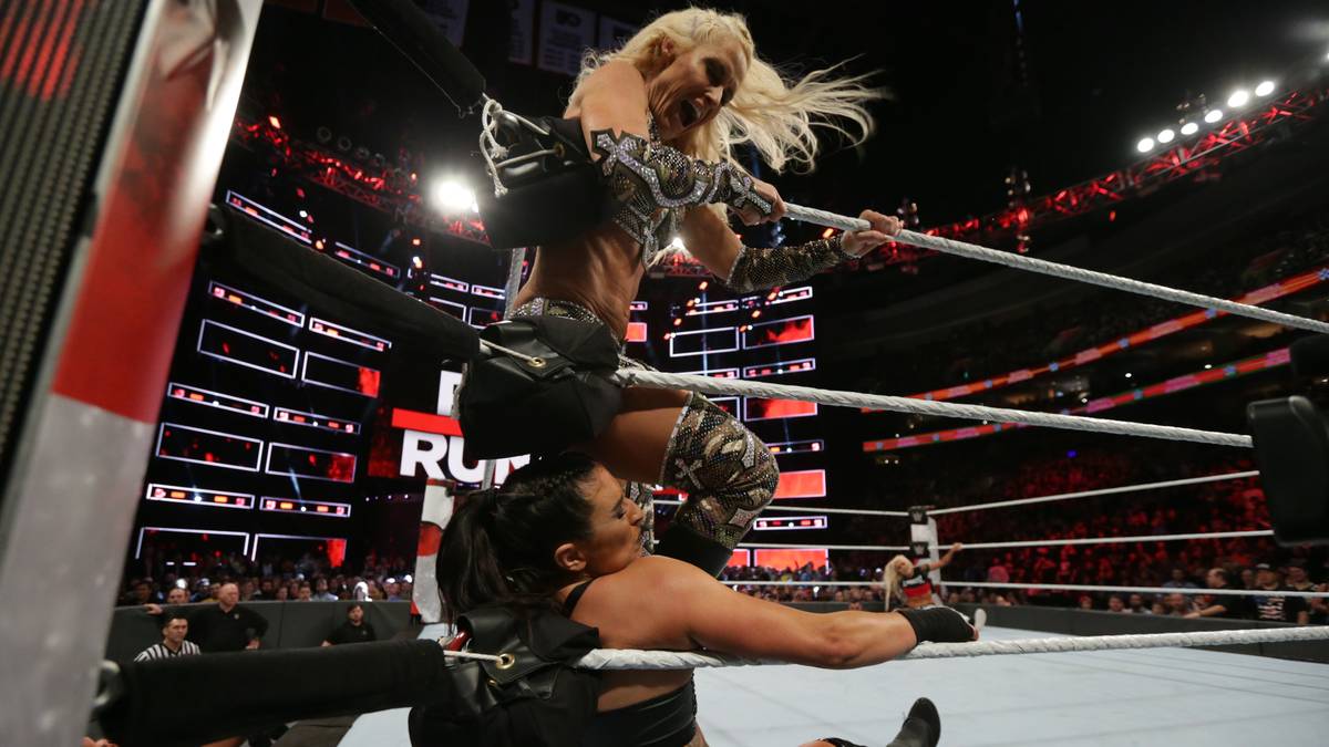 Der Undertaker fehlte, nicht aber seine Gattin: Michelle McCool wirft in der Mitte des Matches gleich vier Gegnerinnen in Folge raus