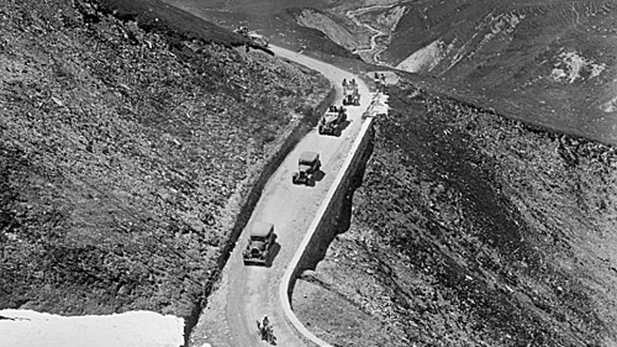 Dass Tourmalet übersetzt "schlechte Straße" bedeutet, ist bei den Bildern aus den Anfangsjahren keine Überraschung. 1910 ist der Berg erstmals Teil der Tour. Damals gibt es noch wilde Bären in diesem Gebiet. "Entdecker" Alphones Steines kommt bei der Erkundung des ersten Hochgebirgspasses des Rennens fast ums Leben