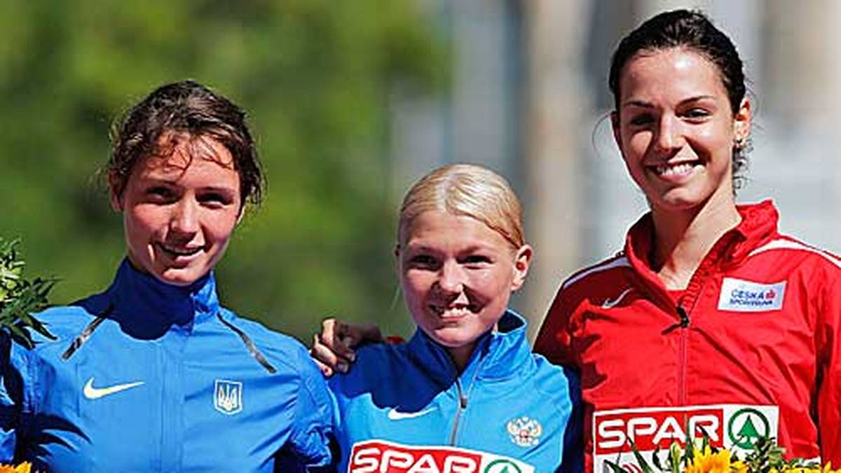 Bei der Siegerehrung hat Elmira Alembekova ihren Sieg verarbeitet und kann lachen. Die Zweitplatzierte Lyudmyla Olyanovska (l.) und Anezka Drahotova (r.) haben aber auch gute Laune