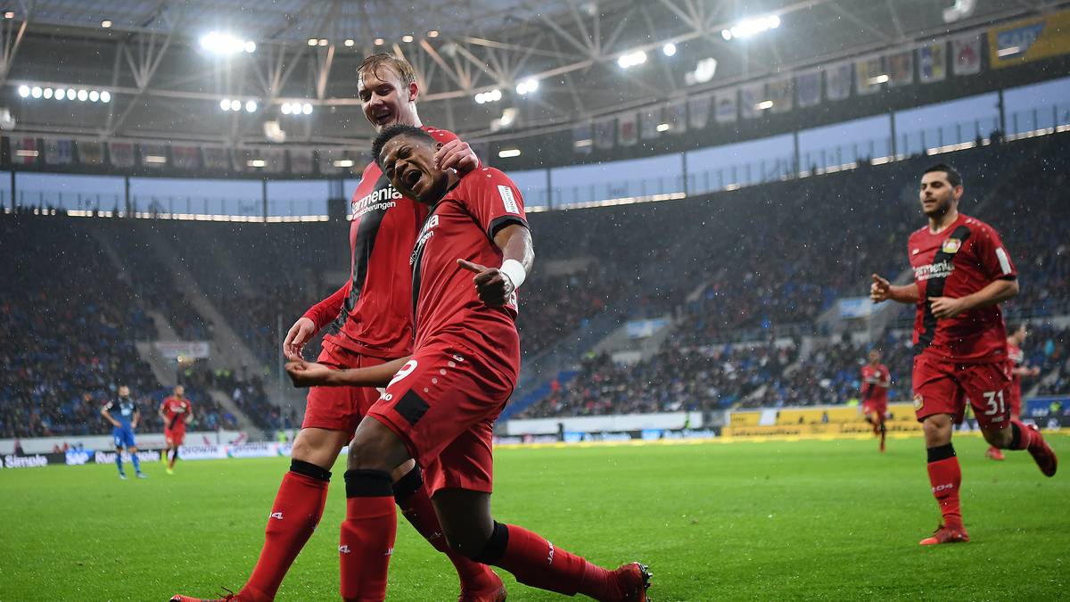 Das schönste Tor in der ersten Hälfte der Samstagsspiele gelingt allerdings Leverkusens Leon Bailey (v.) bei der TSG Hoffenheim: Mit einem astreinen Hackentrick überrascht er aus rund zehn Metern TSG-Torwart Oliver Baumann