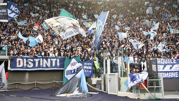 Lazio-Fans während des Derbys gegen die Roma
