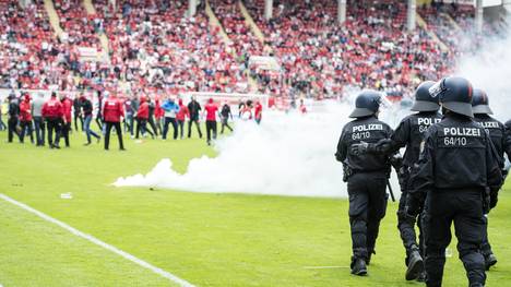 Offenbacher Fans stürmten gegen Magdeburg den Platz