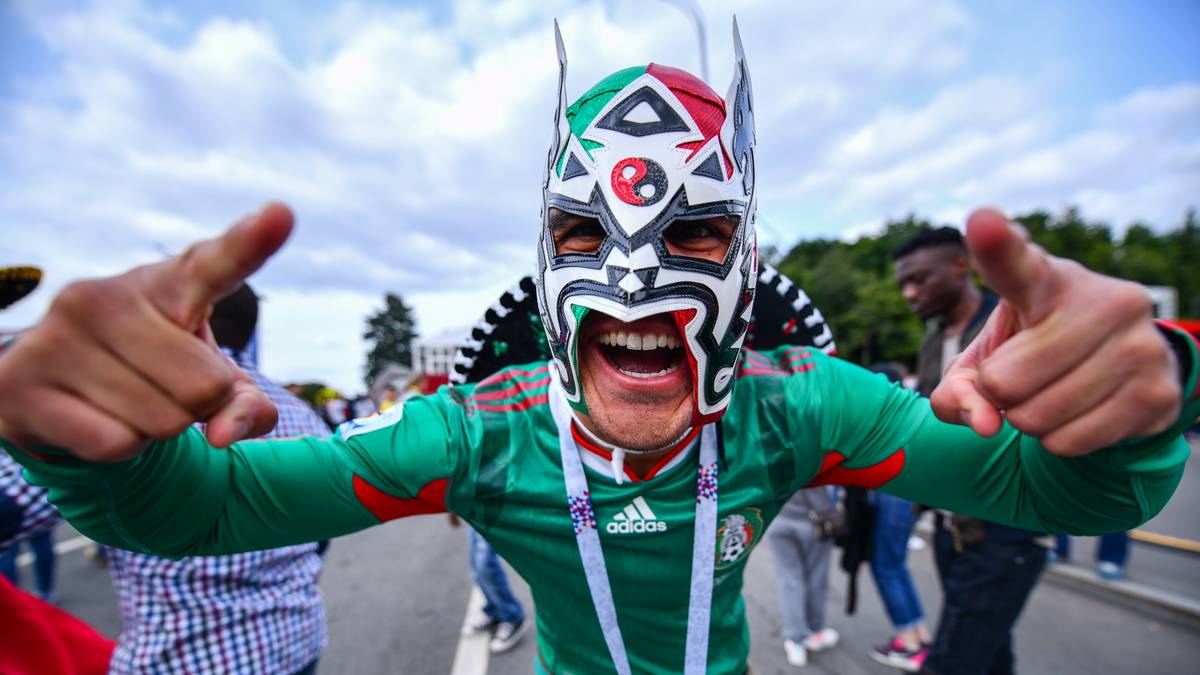 Die Mexikaner mögen es auffällig. Masken und Hüte sind beim Fanlager des deutschen Auftaktgegners ganz hoch im Kurs