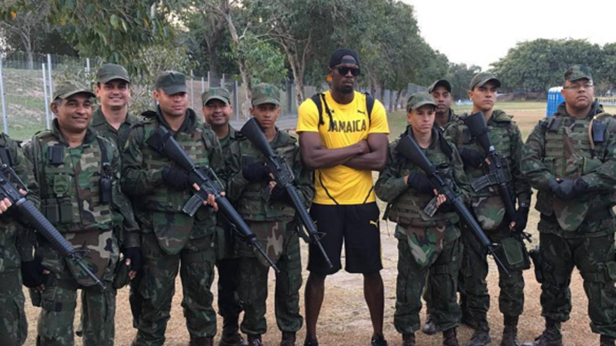 Bolt kann aber auch hart. Hier posiert er mit einer brasilianischen Spezialeinheit