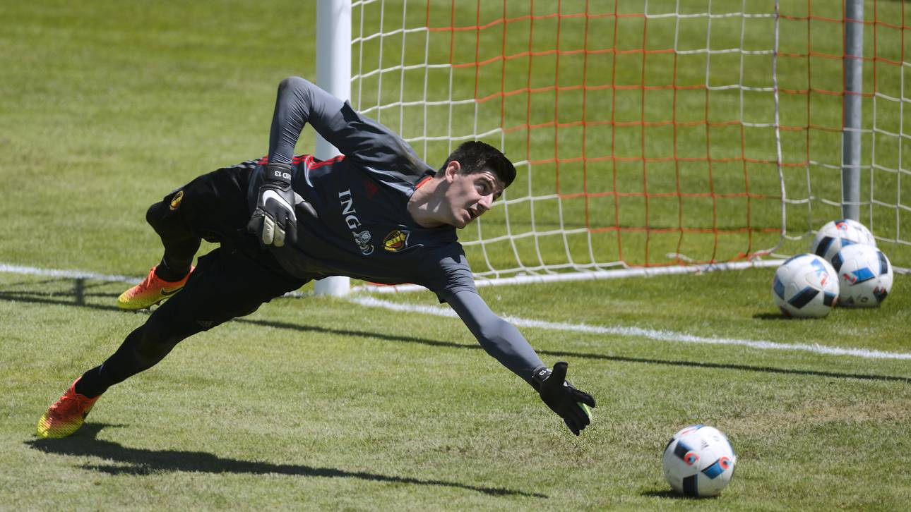 Courtois‘ Opa outet sich als Nudist