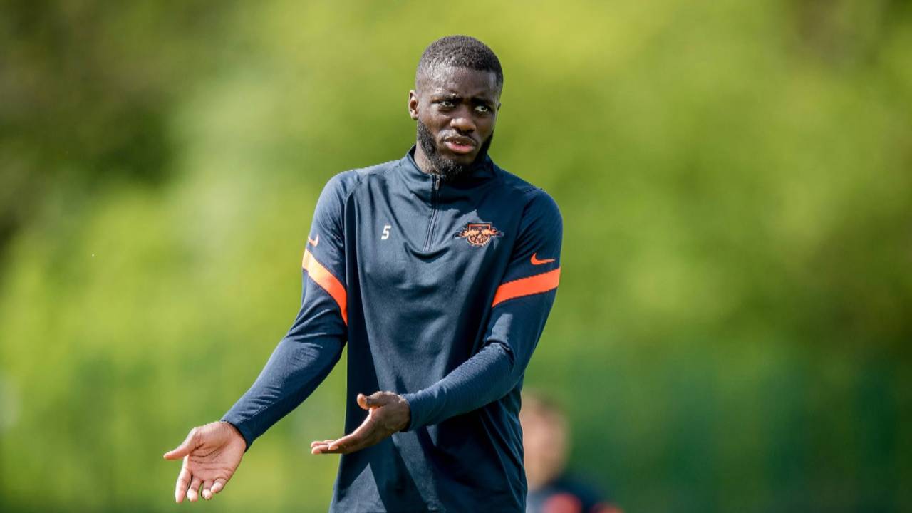 Newsflash: Dayot Upamecano steigt doch schon beim FC Bayern ins Training ein