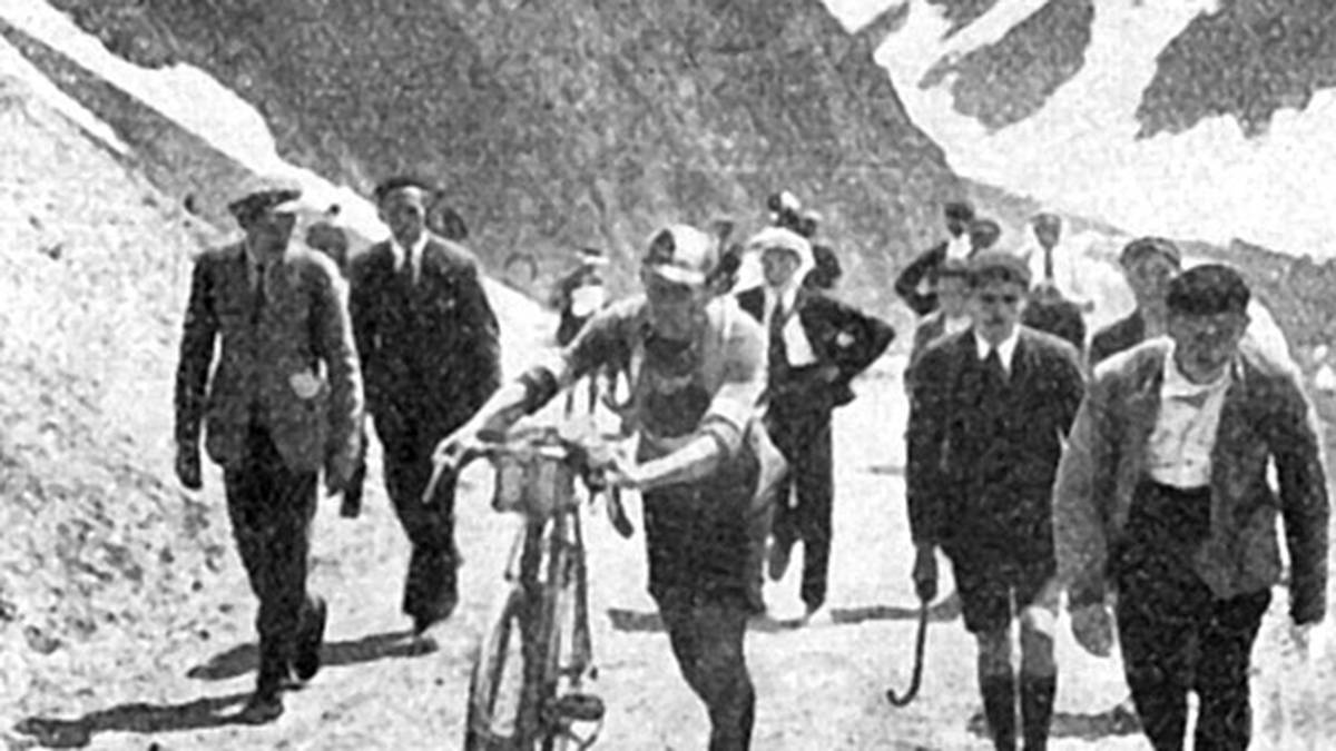 Der spätere Gesamtsieger Octave Lapize ist der erste Gipfelstürmer, bezeichnet aber die Organisatoren nach der Etappe, die auch über den Col d'Aubisque führt, als Mörder