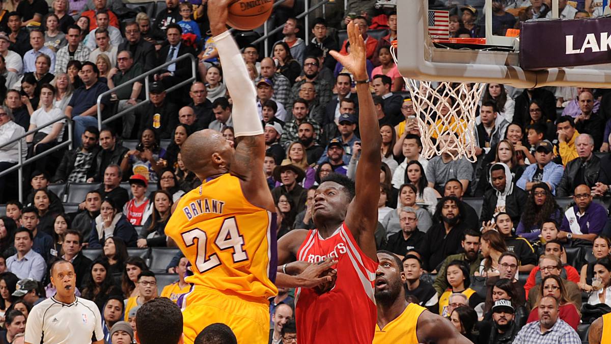 Ja, sie sehen richtig - Kobe Bryant versenkt in der Partie gegen die Houston Rockets tatsächlich seinen ersten Dunking in dieser Saison