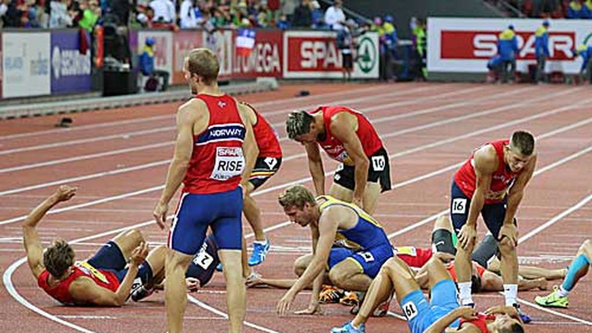 1500 Meter können lang sein. Einige Athleten machen es sich danach erst einmal auf der Tartanbahn gemütlich
