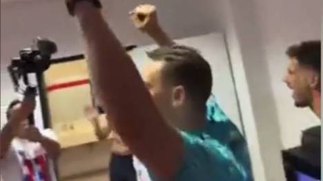 Der FC Bayern konnte durch einen Patzer des BVB doch noch die Meisterschaft feiern. Anschließend verhöhnen die Stars der Münchner ihren Konkurrenten.