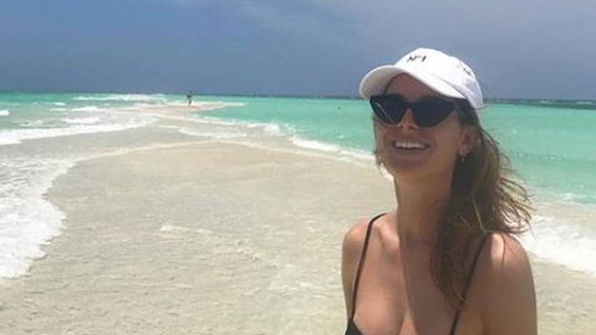 Die Dänen gelten als Topfavorit auf den WM-Titel und hätten das Endspiel im heimischen Herning. Dann will auch Hansens Stephanie dabei sein, die sich hier fröhlich lachend am Strand zeigt