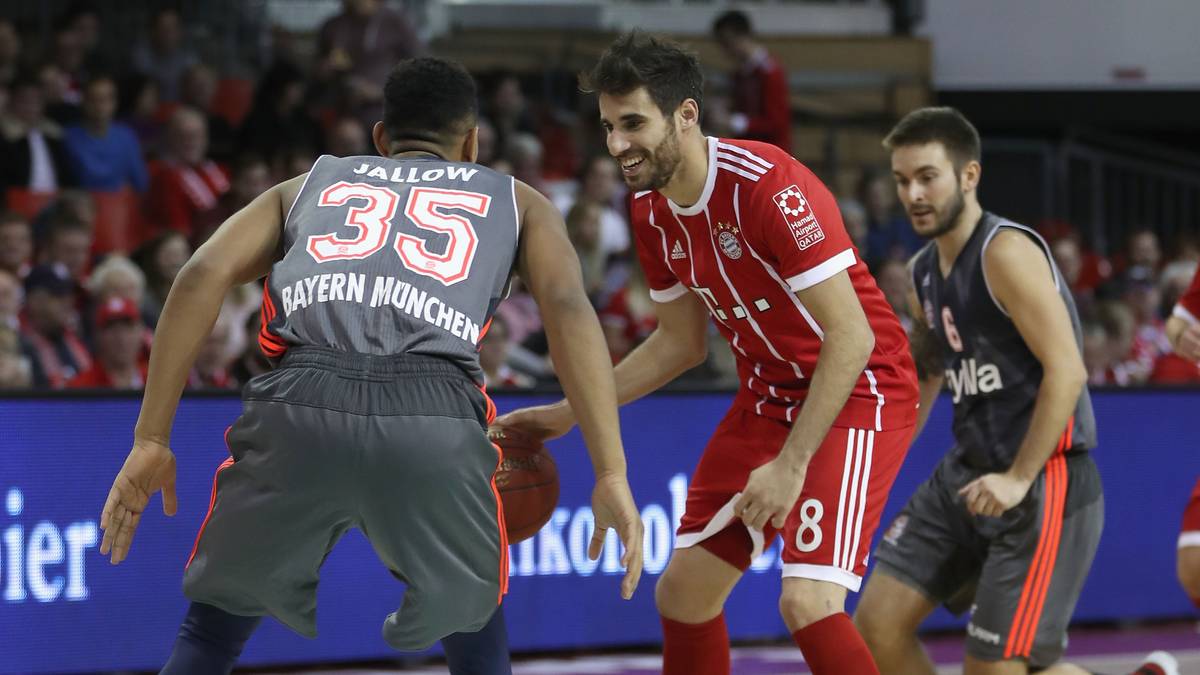 Die zweite Disziplin des Tages sind zweimal sieben Minuten Basketball. Martinez ist als ausgewiesener Fan der Sportart in seinem Element