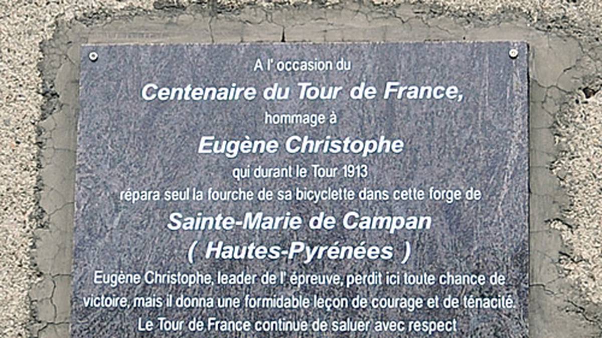Weil damals fremde Hilfe verboten ist, marschiert Christophe 14 Kilometer zu Fuß ins Tal, findet eine Schmiede und bastelt sich eine neue Gabel. Weil der Sohn des Schmieds den Blasebalg bedient, gibt's eine einminütige Zeitstrafe. Insgesamt kostet ihn das Pech vier Stunden und den Sieg. Heute erinnert eine Plakette daran