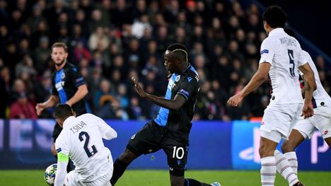 Mbaye Diagne (m.) vergab einen Elfmeter gegen Paris Saint-Germain