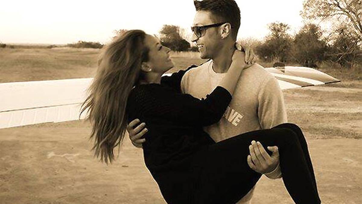 Und dann ist da noch die Liebesgeschichte mit Mandy Capristo. Mitte Juni machten der Regisseur von Real Madrid und die Sängerin ihre Beziehung öffentlich. Bilder zeigen Özil und seine Mandy schwer verliebt und knutschend auf einer Luxusjacht durch das Mittelmeer schippern. "Die schönste Kurve an deinem Körper ist dein Lächeln", schrieb Özil seiner Liebsten