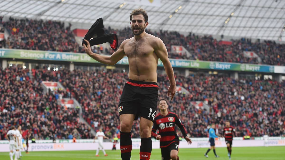 Die Spektakel-Spezialisten von Bayer Leverkusen schlagen wieder zu! Nach dem 4:4 in der Champions League gegen den AS Rom wird es beim 4:3 gegen den VfB Stuttgart wieder spektakulär. Besonders kurios: Alle sieben Tore fallen in der 2. Halbzeit. Das ist historisch - reicht aber nicht einmal für die Top Ten. SPORT1 zeigt die torreichsten Halbzeiten der Bundesliga-Geschichte