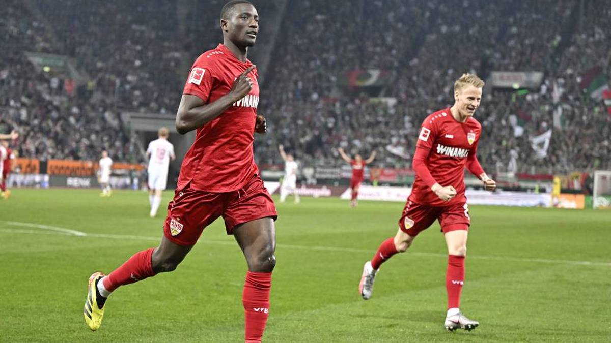 Serhou Guirassy freute sich über sein Tor für den VfB Stuttgart in Augsburg