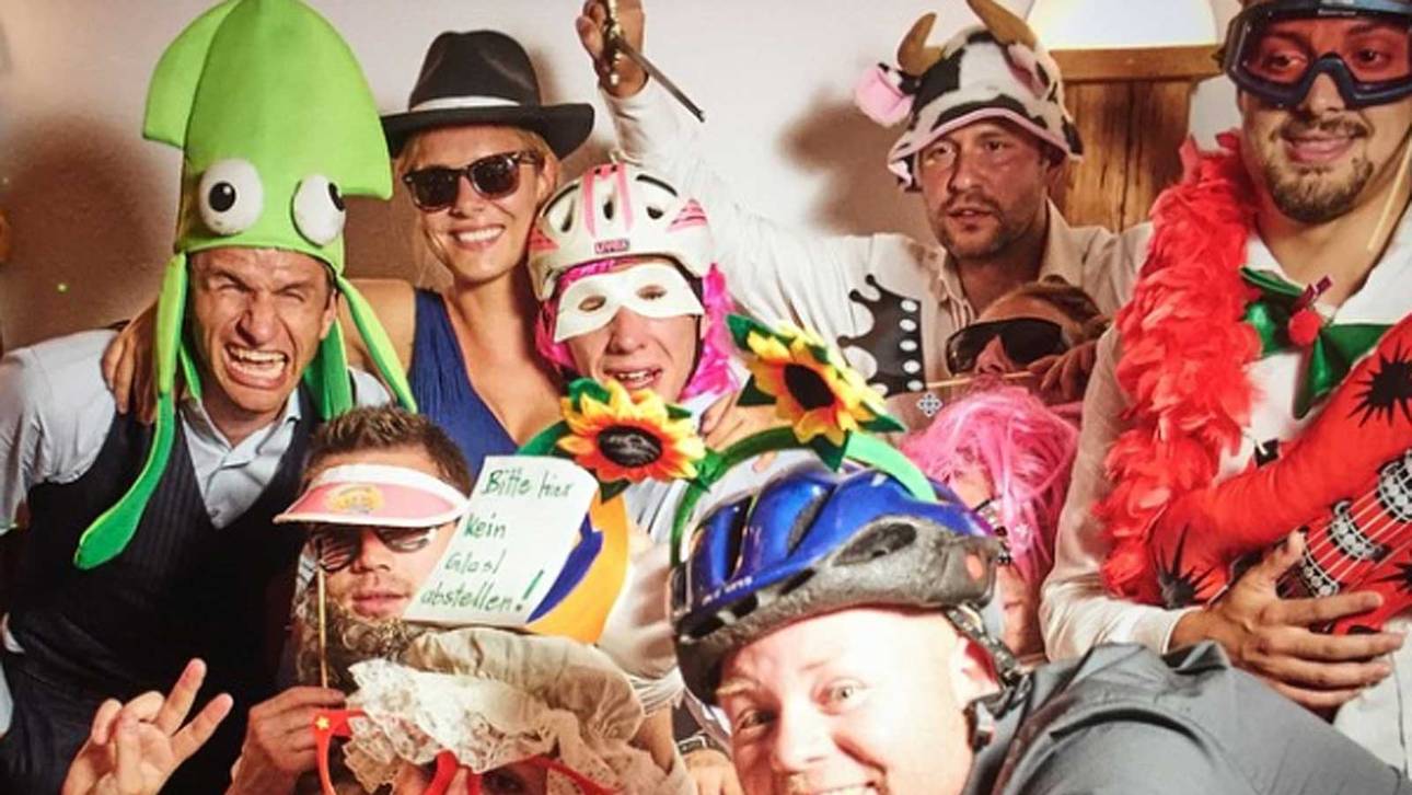 Müller feiert mit verrückter Mütze