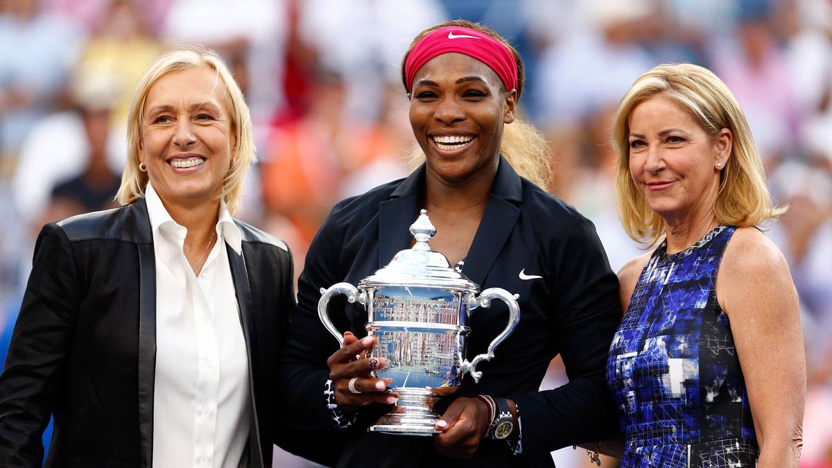 2014 holte Serena Williams (M.) ihren sechsten und bislang letzten Titel bei den US Open und zog damit mit Rekordhalterin Chris Evert (r.) gleich. Martina Navrátilová (l.) kommt auf vier Titel