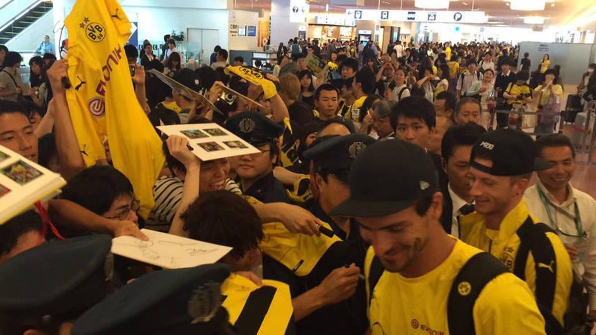 Wahnsinns-Empfang für Borussia Dortmund beim Auftakt der Asien-Tour: Nach elf Stunden Flug landen die BVB-Stars in Tokio und werden von fast 1000 Fans begrüßt