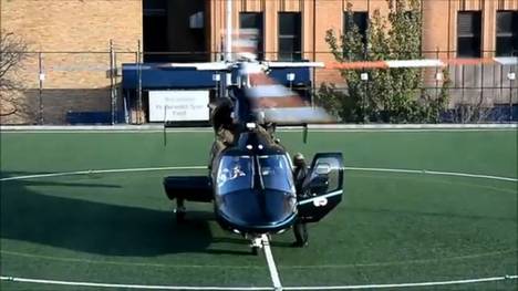Josh Harris parkt seinen Helikopter auf einem Fußballfeld