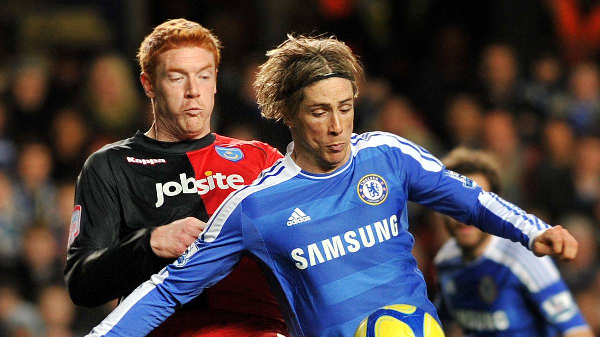 Dave Kitson (l., in einem Pokalspiel gegen Chelseas Fernando Torres) spielte von 2010 bis 2012 für den Portsmouth FC