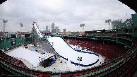Ungewohntes Bild in Boston: Eine Skisprung-Schanze mitten im legendären Fenway Park