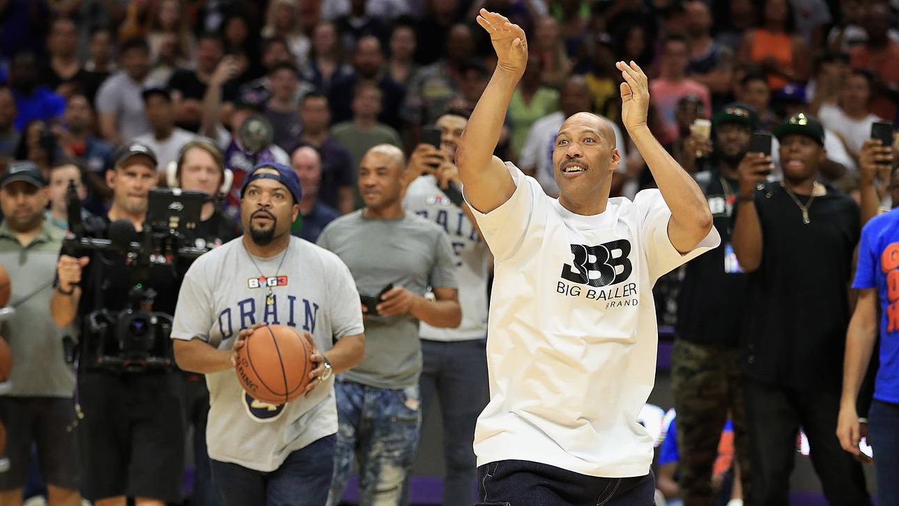 Rapper schlägt Ball im Wettschießen