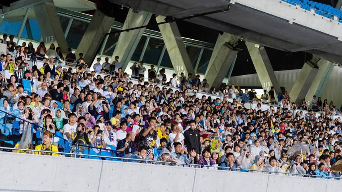 Der Empfang am Flughafen war aber nur der Anfang für den BVB. Beim Training im Todoroki Stadion in Tokio verfolgen ganze 4000 Fans die Einheit der Dortmuner