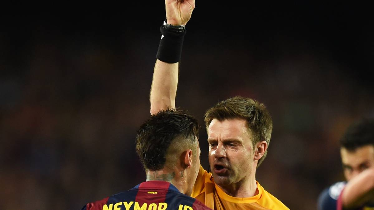 Gelb für Neymar! Der Brasilianer und Schiedsrichter Nicola Rizzoli haben Redebedarf