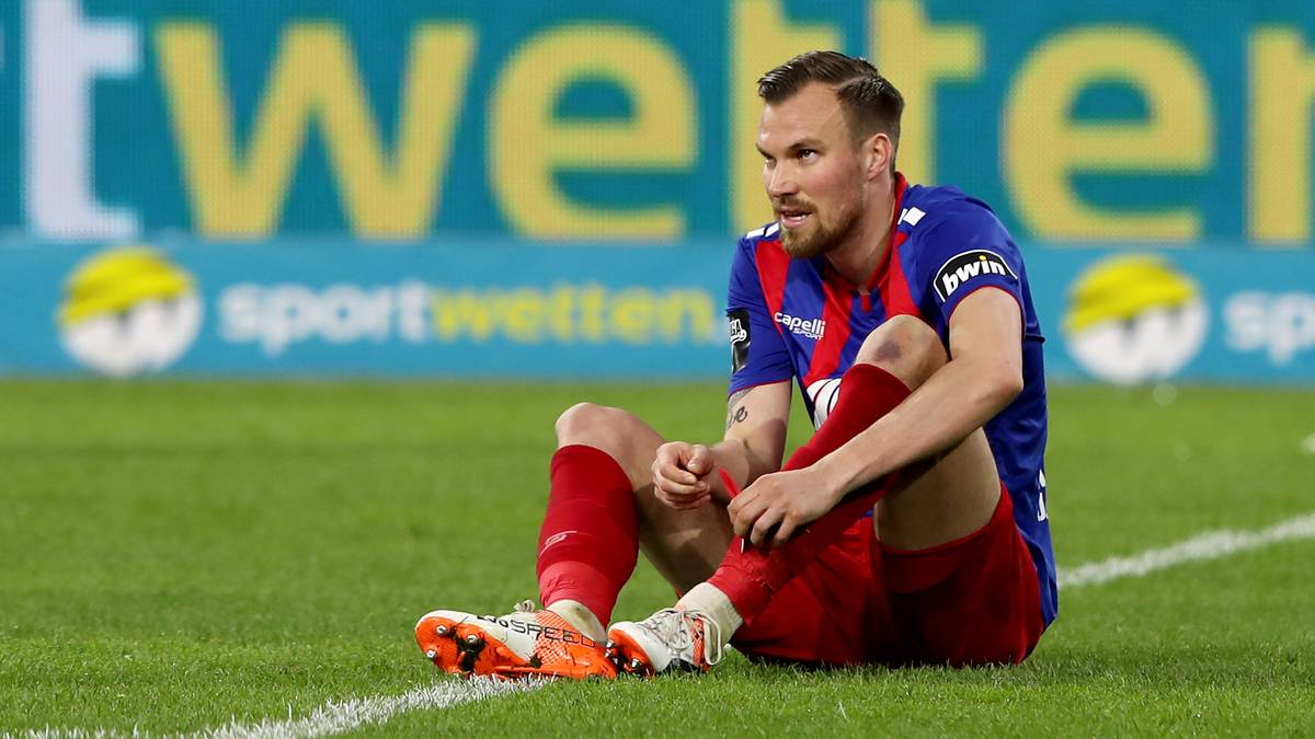 KEVIN GROSSKREUTZ kam 2018 aus Darmstadt. Der Weltmeister von 2014 und Deutsche Meister der Jahre 2011 und 2012 hat beim KFC nach misslungen Stationen bei Galatasaray und dem VfB Stuttgart wieder festen Boden unter den Füßen, wartet nach 40 Pflichtspielen als rechter Verteidiger aber noch auf sein erstes Tor für die Krefelder