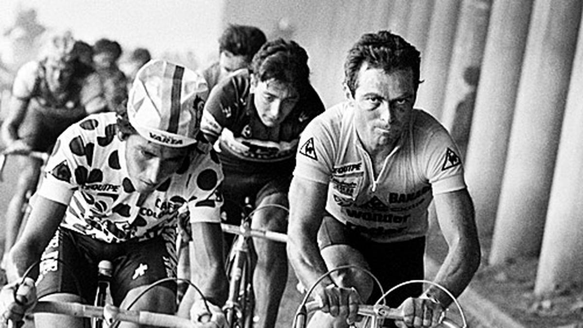 Alle großen Stars der Geschichte müssen sich über den Berg quälen - auch der fünfmalige Champion Bernard Hinault (r.)